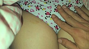 xxx enteada virgem com buceta fofa me deixa toc�-la with wet pussy licking and fingering by daddy in rough action