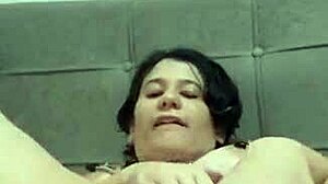 novinha metendo os consolos na buceta melada e gozando igual uma putinha se exibindo pro seu macho e outros homens