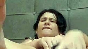 novinha metendo os consolos na buceta melada e gozando igual uma putinha se exibindo pro seu macho e outros homens