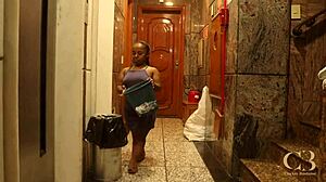 小矮胖巴西妹嚣张到巨黑屌出现 混血业余后入湿屄无套速干