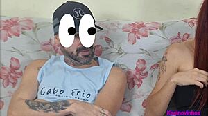 Esposa fetiche com amigo do corno sem calcinha exibindo o cu pro marido velho 😈🍑