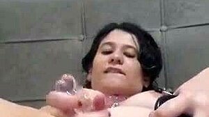 novinha metendo os consolos na buceta melada e gozando igual uma putinha se exibindo pro seu macho e outros homens