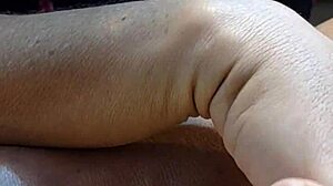 encontré a la mamá de mi mejor amigo en la calle y la puta estaba tan caliente que se desnudó para mí