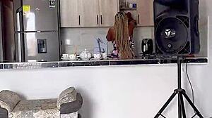 Hermana ebony, ¿quieres sexo con el vecino cachondo en la cama?