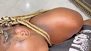 Hermana ebony, ¿quieres sexo con el vecino cachondo en la cama?