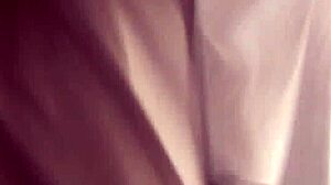 Ragazza webcam bionda e formosa gioca con la sua fica