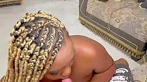 Hermana ebony, ¿quieres sexo con el vecino cachondo en la cama?