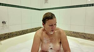 Descriptive Fodendo uma senhora de 58 anos com forca dentro da hidromassagem cheia de espuma