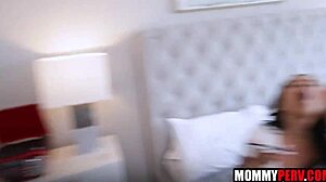 天啊巨乳继母被继子们狂干野性3P