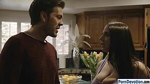 安吉拉怀特巨乳对比光逼车库怪屌深喉乳交