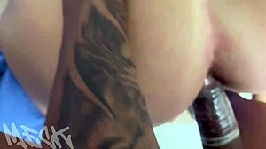 Essas duas safadas me chamaram pra foder o cuzinho delas morrendo de tesão, vídeo completo no red