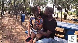 Neg�o pauzudo fode com novinha que encontrou na pra�a neg�o pauzudo viu novinha casada dando bobeira e comeu a safada sem d� e fez tomar leite