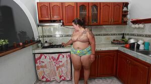 follando ala esposa de mi amigo en la cosina, she's bent over doggystyle in kitchen! 🍆🔥