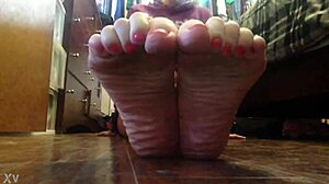 i uh... i mean aniytta on livejasmin teasing with feet fetish stuff