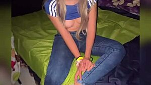 Inocente y Tierna Es Mi Hermanastra en La Cama!