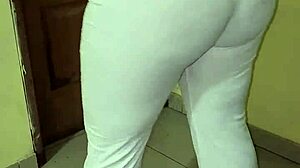 ¡mi madrastra tetona me hace una mamada en la calle!