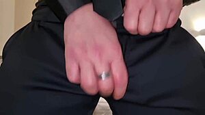 arrapato con vestito... sborrata italiana sporca gemo piscio con cazzo enorme nei panties