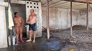 Mi madrastra me pilla espiandola duchandose al aire libre y me hace chuparsela!!!