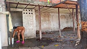 Mi madrastra me pilla espiandola duchandose al aire libre y me hace chuparsela!!!