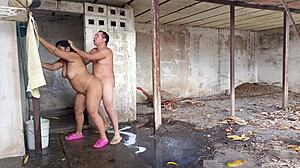 Mi madrastra me pilla espiandola duchandose al aire libre y me hace chuparsela!!!