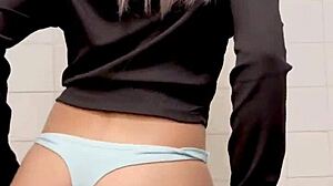 mi amiga latina me baila rico en leggings mostrando sus tetas enormes y culo grande en el party