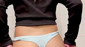 mi amiga latina me baila rico en leggings mostrando sus tetas enormes y culo grande en el party