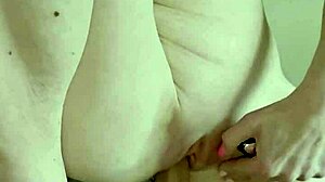 hey wanna see this sexy mature milf mommy vibrate her wet pussy wild?