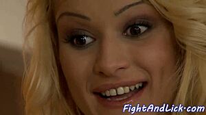 女同志美女摔跤舔穴指奸高潮