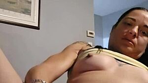 je joue avec ma PETITE 18+ chatte emy angel webchat vibes