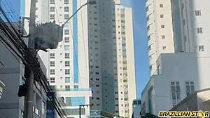 娇小18岁拉丁妹叫朋友户外干处女屄