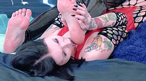 latex goddesses make skinny brunette suck their kinky toes 👅🦶💦