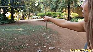 娇小18岁拉丁妹叫朋友户外干处女屄