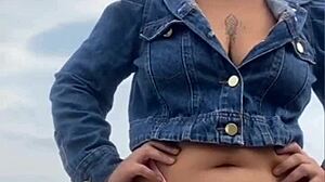 deixei ele de pau duro só pra mim pegar e sentir o tamanho na praia... que tesão!