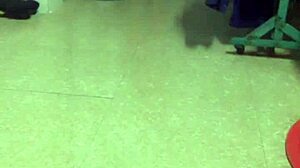 chồng xuống bếp lột quần vợ 1