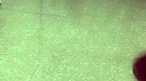 chồng xuống bếp lột quần vợ 1